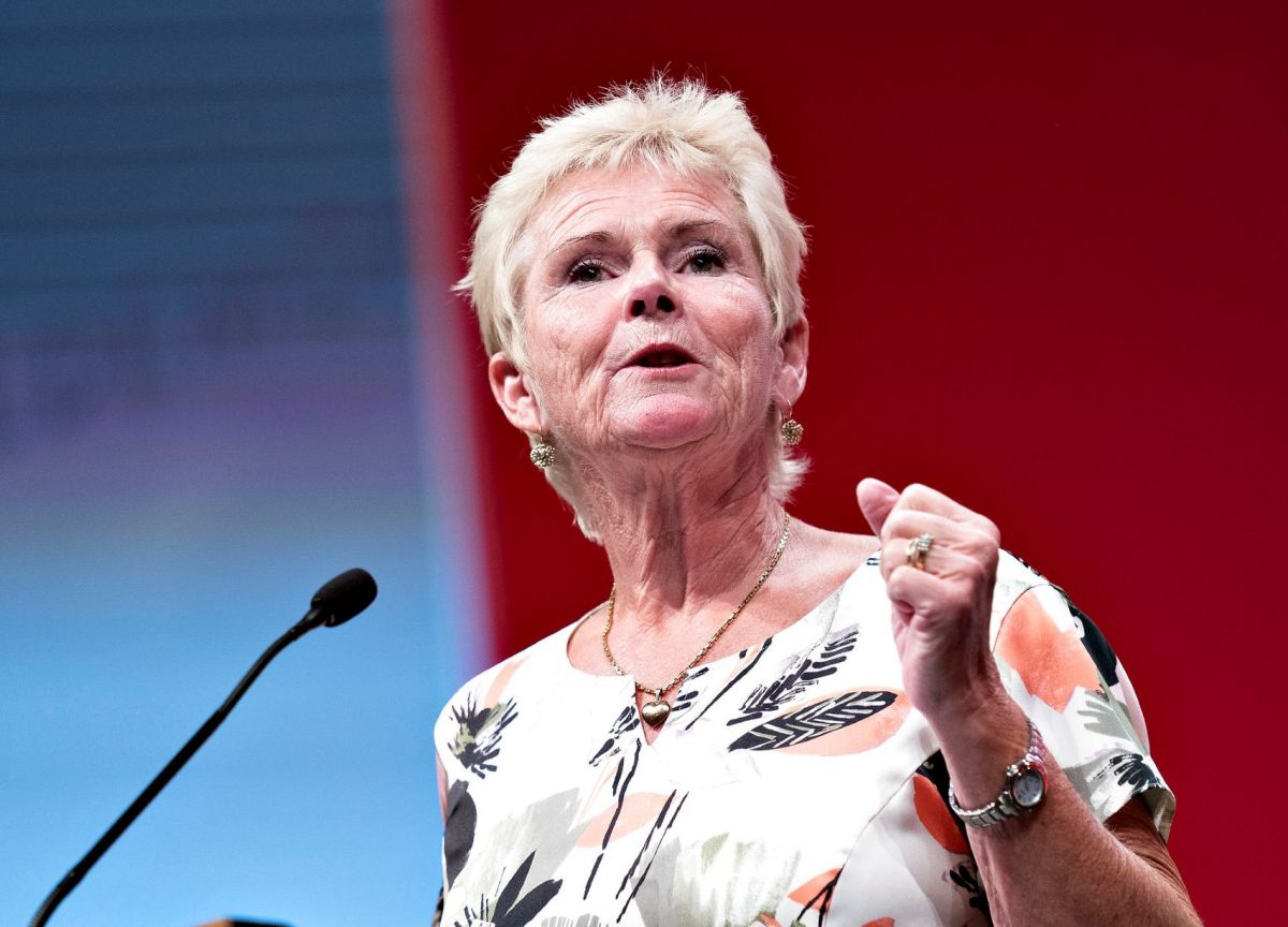 Regeringen bør indkalde arbejdsmarkedets parter til forhandlinger, så man sammen løser problemet med rekruttering til vefærdsfagene, siger Lizette Østergaard.