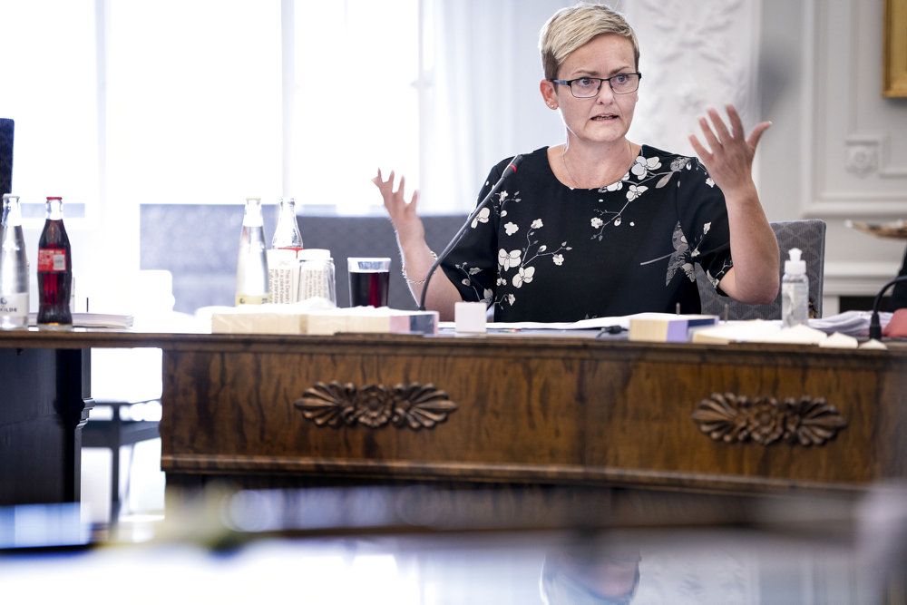 Det er ikke et krav, at undervisningsmateriale skal offentliggøres. Alligevel undrer det børne- og undervisningsminister Pernille Rosenkrantz-Theil, at foreningen Normstormerne ikke bare af egen drift ligger deres undervisningsmanual frem. Det siger hun i et samråd.