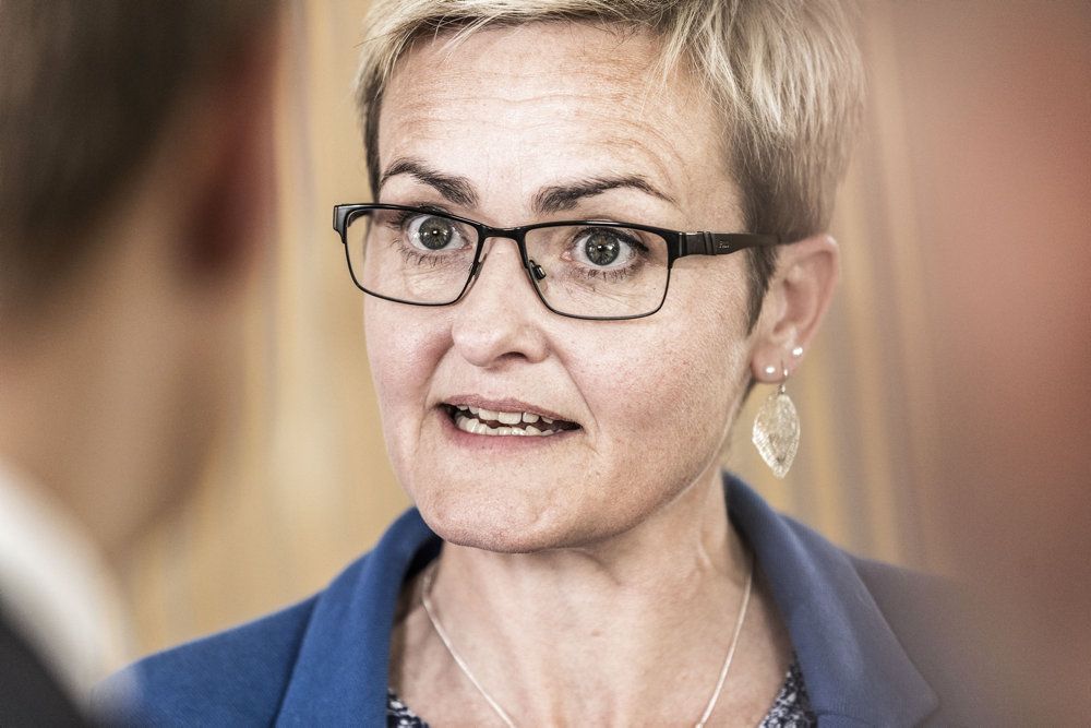 Børne- og undervisningsminister Pernille Rosenkrantz-Theil er ikke umiddelbart klar til at give alle landets folkeskoler den samme frihed som i Esbjerg og Holbæk Kommune.