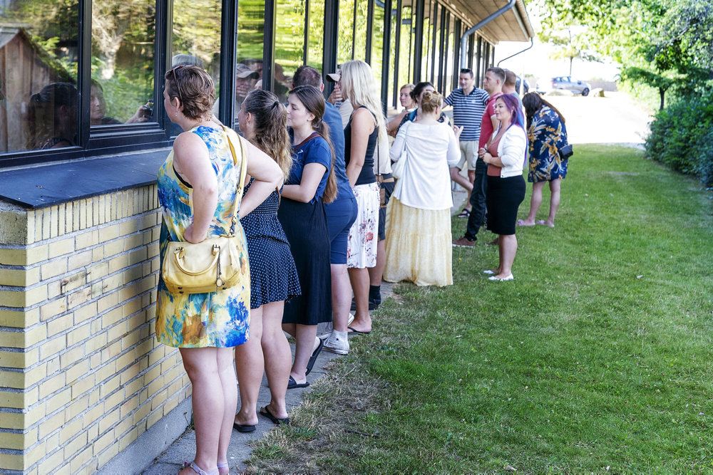 Da skolebørn skulle begynde i 1. klasse efter sommerferien i 2020, måtte forældrene ikke komme med ind i klasselokalet på grund af risikoen for coronasmitte. I stedet måtte de stå uden for klasselokalet og kigge ind ad vinduet - som her på Kildedamsskolen i Tølløse. Sådan bliver det ikke i år.