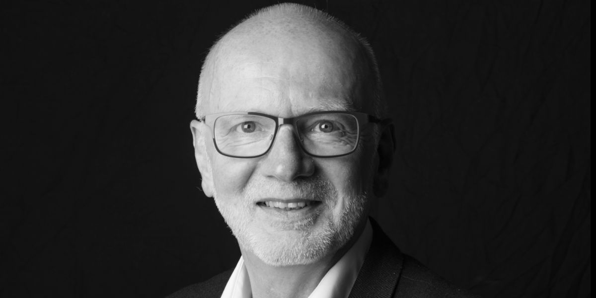 Det er uklart, hvad det er, a-kasserne skal overtage fra jobcentrene, siger direktør i Danske A-kasser Verner Sand Kirk. Men det er positivt, at man nu kan begynde at diskutere, om grundkonceptet med et jobcenter for både syge og arbejdsløse er en god ide, siger han.