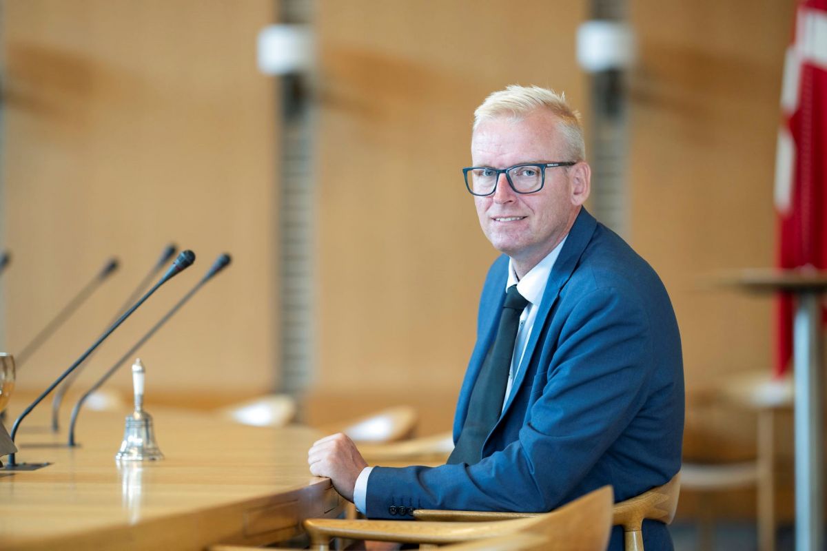 Fredericias borgmester Steen Wrist mener ikke, at ledelsen kunne gøre andet, da de besluttede at sende den daværende kommunaldirektør hjem uden løn.