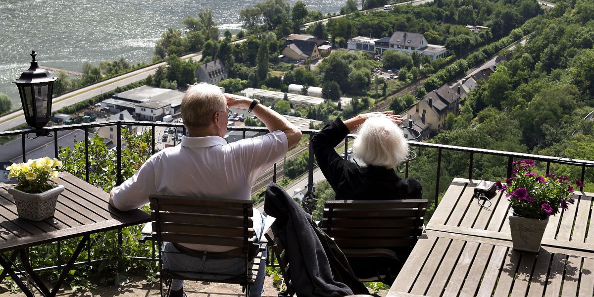 Afskaffes efterlønnen vil mange i stedet ende på andre visitations-baserede ordninger, mener 3Fs arbejdsmarkedsøkonom Jesper Grunnet Lauridsen og direktør i Arbejderbevægelsens Erhvervsråd og medlem af Pensionskommissionen, Lars Andersen.
