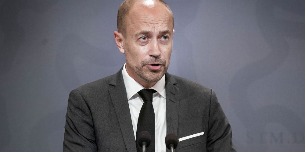 Det er den rigtige måde at gøre det på, siger sundhedsminister Magnus Heunicke (S) efter kritik fra regeringens støttepartier og diverse organisationer.