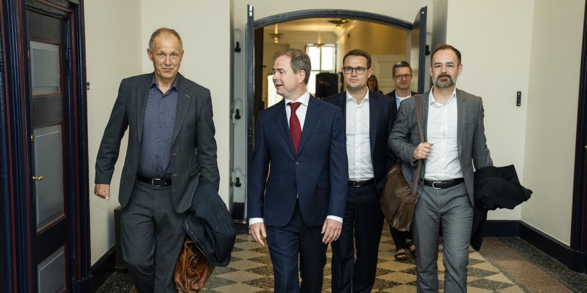 KL-formand Martin Damm (t.v.) vil kræve, at finansminister Nicolai Wammen (S) vil melde ærligt ud, at der kommer minusvækst i kommunerne, såfremt regeringen ikke vil betale for de prisstigninger, som kommunerne oplever i øjeblikket.