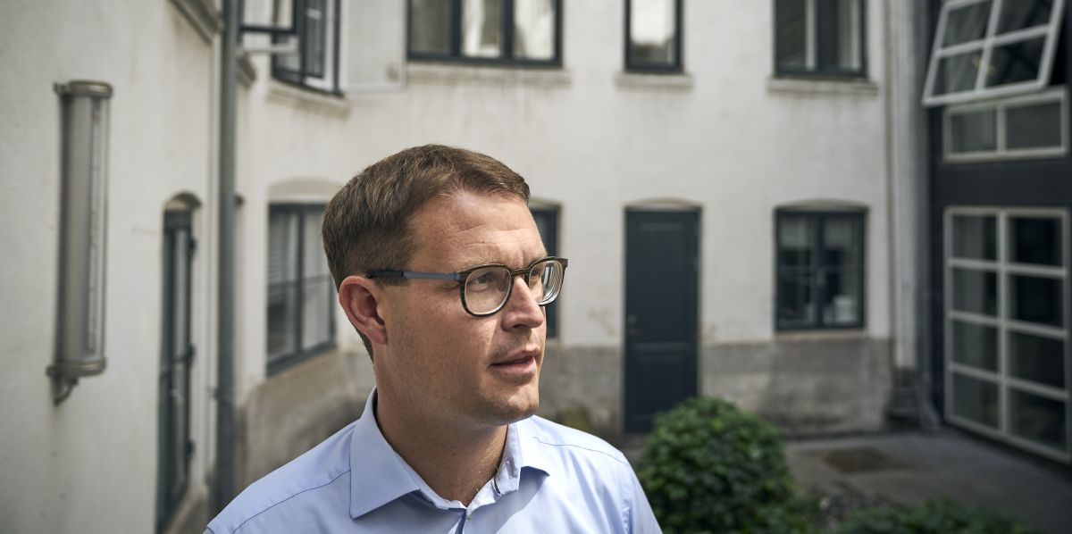 Indenrigs- og boligminister Christian Rabjerg Madsen (S) vil ikke kompensere kommunerne for pris- og lønstigninger på grund af den stigende inflation. Det vil gå hårdt ud over velfærden, mener KL-formand Martin Damm (V).