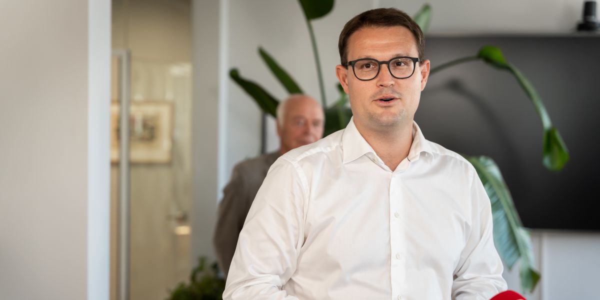 Indenrigs- og Boligminister Christian Rabjerg Madsen (S) har netop fordelt rammerne til skatteændringer i 2023. Her er der lagt vægt på, at kommunerne får muligheden for at hæve skatten med nogenlunde samme procentsats.