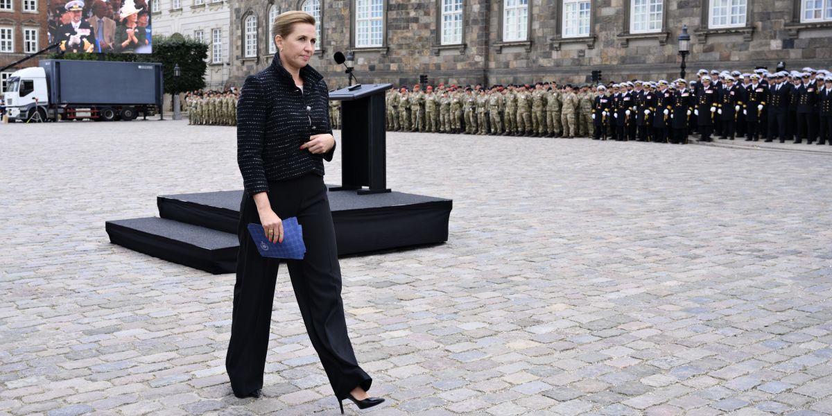 Mange faggrupper - herunder forsvaret - mener, at de skal have lønstigning for at fastholde og rekruttere medarbejdere. Men Statsministeren vil ikke ud med, hvem andre end sygeplejersker som hun vil give lønstigning efter et valg.