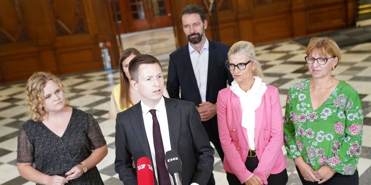 Et flertal i Folketinget blev i går, tirsdag, enig om en ny læreruddannelse, der skal øge praktikken med en tredjedel, så de studerende får praktik i alle fire år. I midten ses uddannelses- og forskningsminister Jesper Petersen (S).