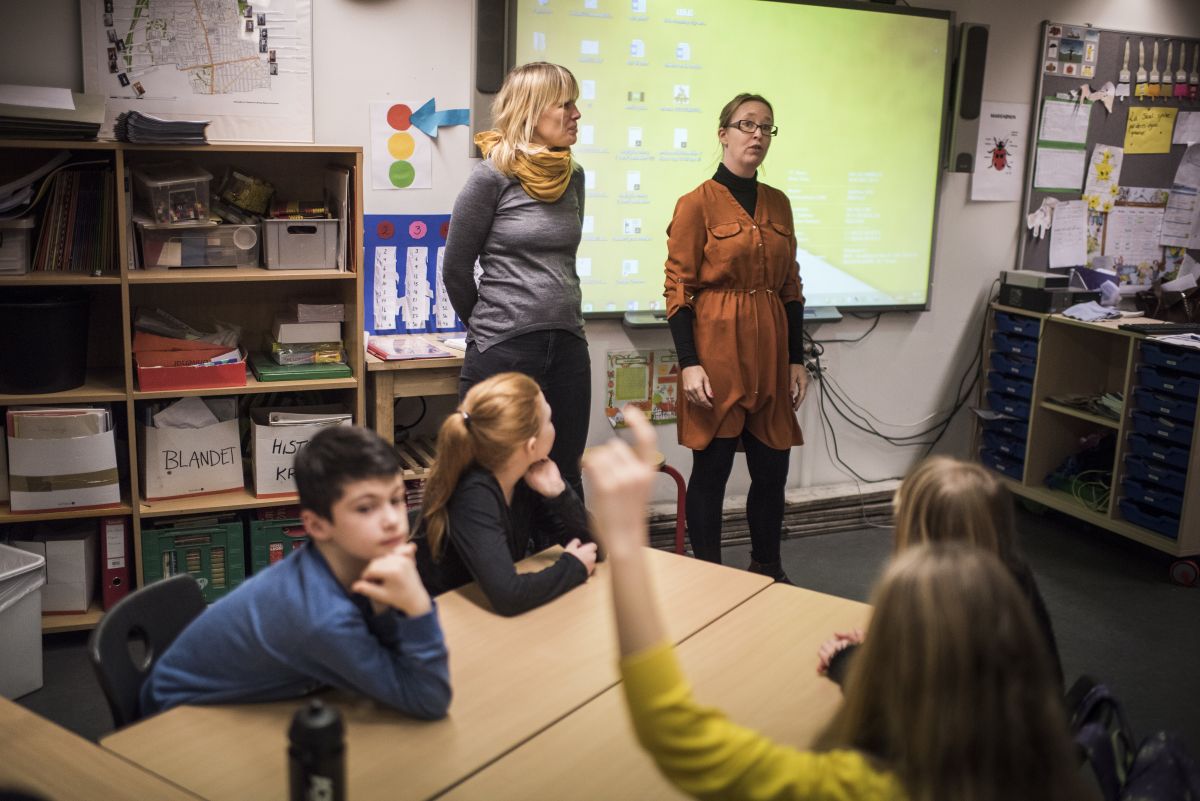 Lærerforeningen i Lejre Kommune er bekymret for, hvad beslutningen om at sænke temperaturen til 19 grader i skolerne kan komme til at betyde for børn af ikke-ressourcestærke forældre. På andre af landets skoler, er der både bekymring og optimisme.