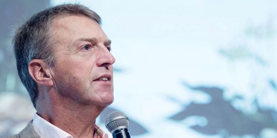 Formanden for Skolelederforeningen, Claus Hjortdal, er glad for, at regeringen har droppet plan om at tvinge fordeling af elever igennem.