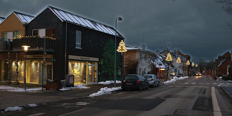 Sådan så det ud sidste jul på Hovedgaden i Hvalsø med lokalforeningens dengang nyindkøbte juleudsmykning.