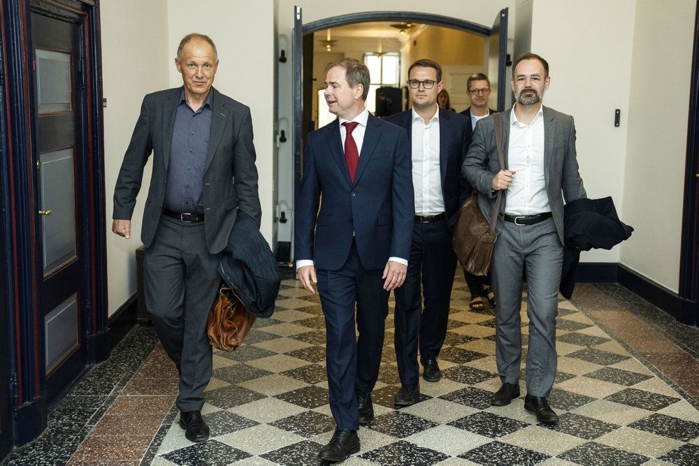Der vil komme "massive fyringsrunder" i kommunerne, hvis ikke regeringen giver inflationshjælp i form af økonomisk støtte, siger formand for Kommunernes Landsforening, Martin Damm (V) (til venstre).