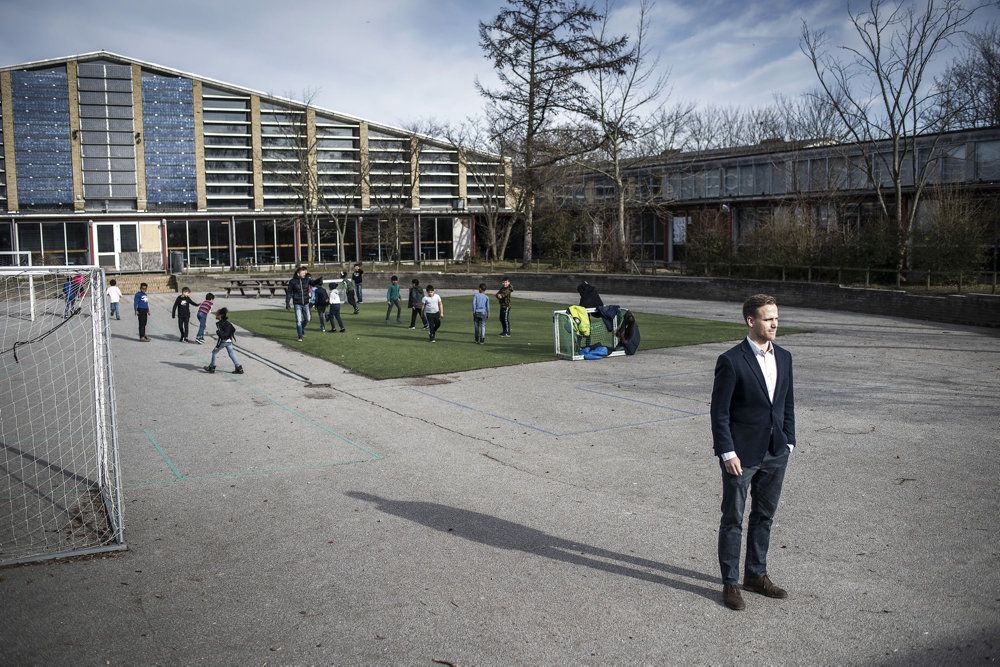 Kommissionen for den glemte kvindekamp besøgte én grundskole - Tingbjerg Skole. Men medlemmerne talte ikke med skoleleder Marco Damgaard (forrest i billedet), og de øvrige ansatte på skolen var ifølge skolelederen imod idéen om et tørklædeforbud i grundskoler.