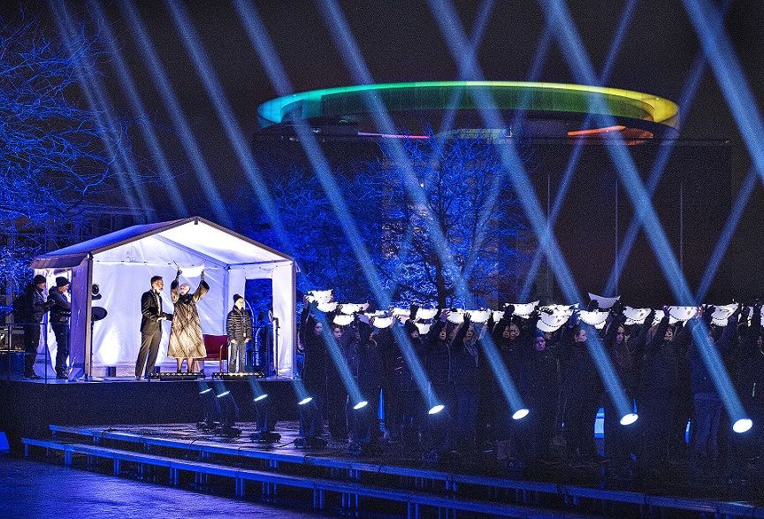 Aarhus fejrede sin titel til Europæisk Kulturhovedstad i 2017. Her åbner Dronning Margrethe og borgmester Jacob Bundsgaard for et stort optog ved at løfte en model af et vikingeskib.