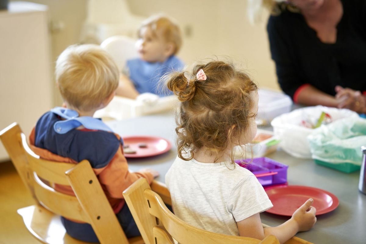En række daginstitutioner i Esbjerg Kommune har ikke længere mulighed for at tilbyde børnene mad gennem hele dagen på grund af stigende priser.