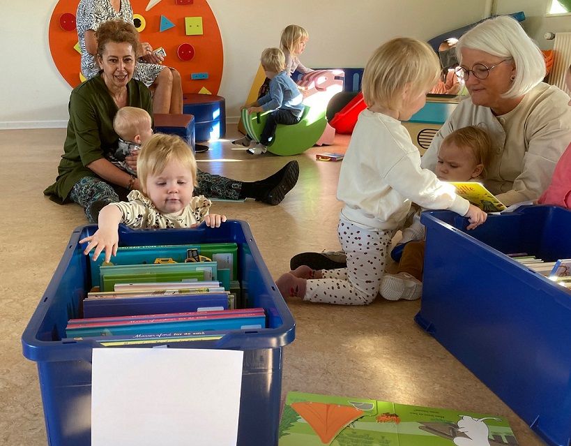 Legestuen Caroline i Odense er en af de legestuer, der i denne uge får leveret sine bøger fra biblioteket til udlån til forældre.