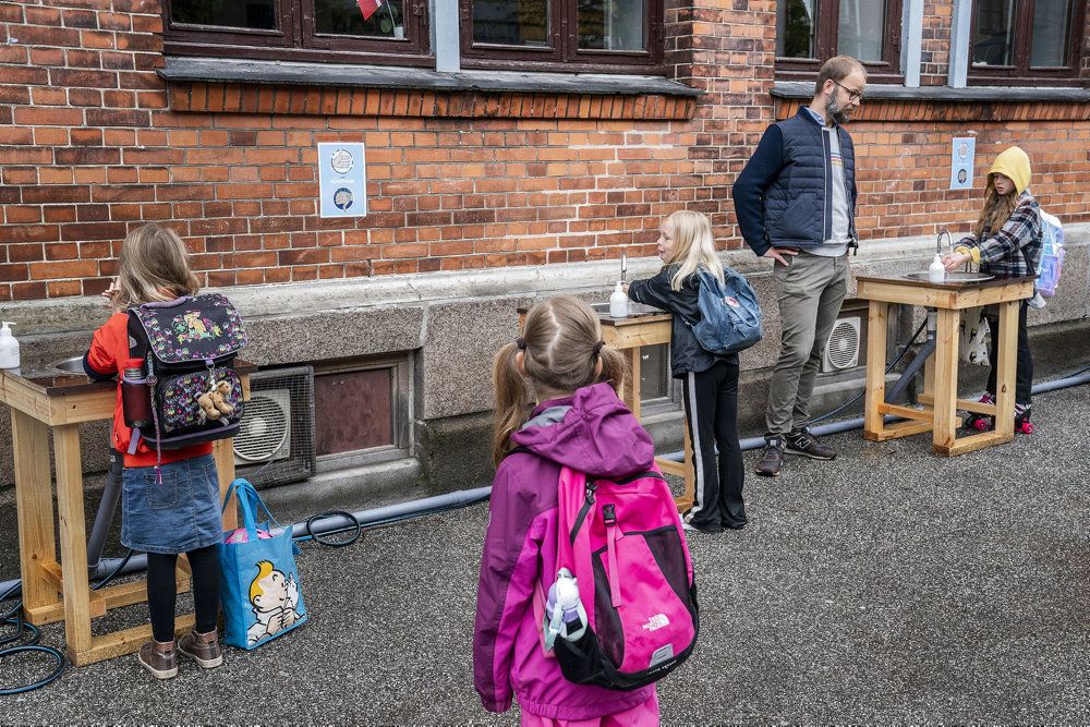 Flere og flere familier vælger den danske folkeskole fra til fordel for en fri- eller privatskole som for eksempel Bording Friskole, hvis elever kan ses på billedet.