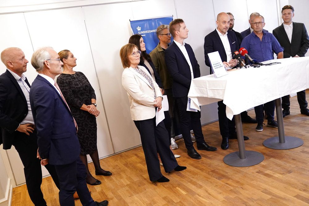 Der var trængsel omkring bordet, da et stort flertal i Folketinget tirsdag præsenterede en ny aftale om psykiatrien. Kun Moderaterne er ikke med i aftalen, der skal give det første løft til området, der har været forsømt i årevis.