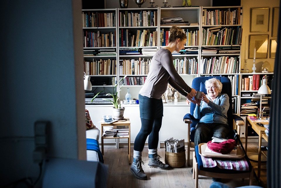 Sygefraværet i Esbjerg Kommune er stigende, og det koster på bundlinjen. Nu vil kommunen have det undersøgt nærmere og vende udviklingen.