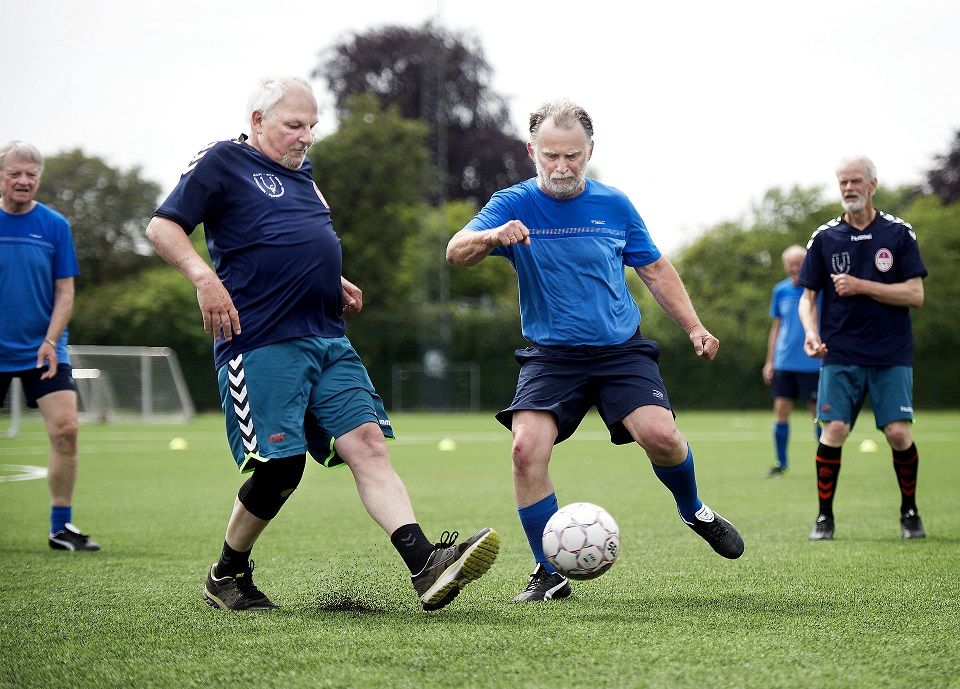 Esbjerg Kommune vil nedtone tilstedeværelsen af alkohol i foreninger, der har hjemme i kommunens lokaler. Dermed er 'tredje halvleg' i fare for at forsvinde eksempelvis for old boys-hold i fodbold.