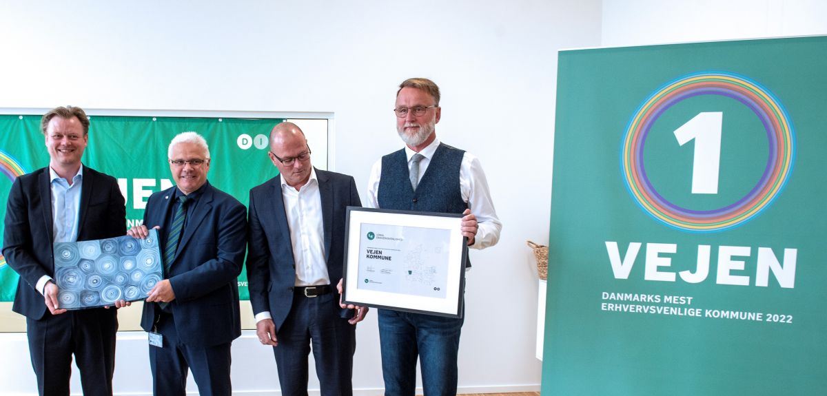 Fra venstre Jesper Toft Mathiasen, formand DI Sydvestjylland, Regional Vice President i Lineage Logistics, borgmester i Vejen Frank Schmidt-Hansen (K), DI medlemsdirektør Anders Søndergaard Larsen, formand for Udvikling Vejen, Ole Stubbe.