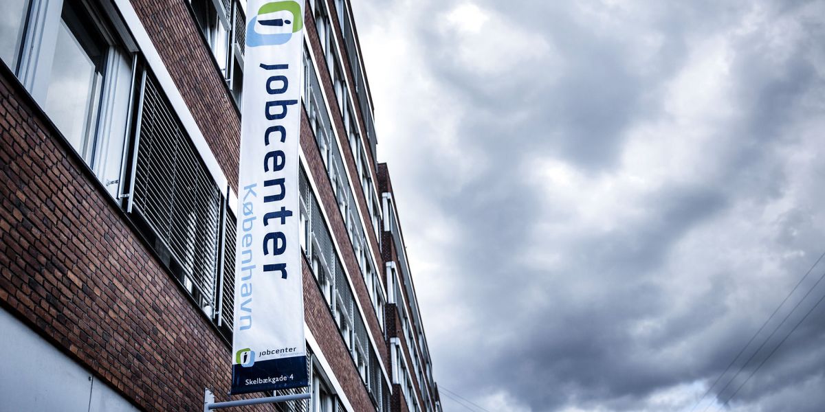 På Christiansborg er bred enighed om, at der skal spares milliarder på jobcentrene. Men nu advarer to professorer om, at man risikerer at svække hele beskæftigelsesindsatsen.