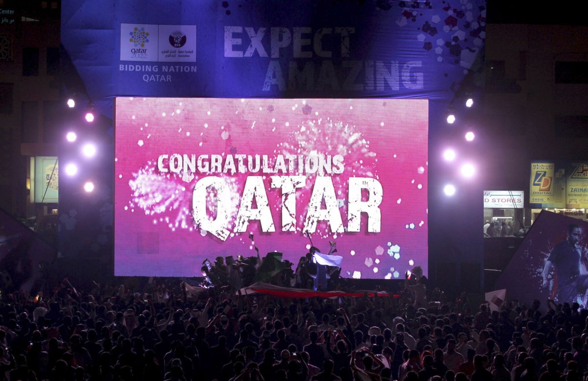I 2010 blev det med stor fanfare annonceret, at Qatar ville få VM-værtsskabet i fodbold. Siden har bl.a. brud på menneskerettighederne givet hård kritik af at holde VM i oliestaten.