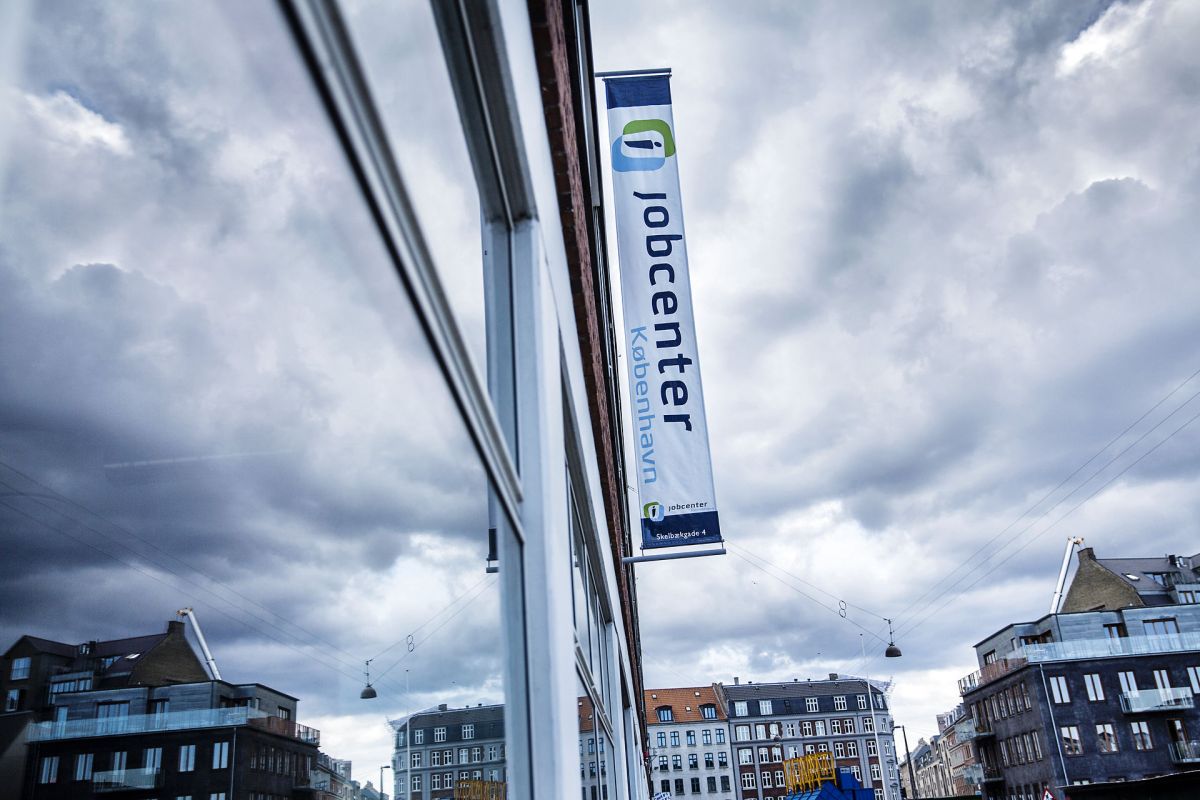 Ifølge de to anerkendte økonomiprofessorer Michael Svarer og Michael Rosholm er jobcentrene langt bedre end deres rygte. Det fastslog de for nylig i en artikel. Arbejdsmarkedsforsker Magnus Paulsen Hansen fra Roskilde Universitet enig i. Men han mener også, at Svarer og Rosholm har medansvar for, at de tre store regeringsbærende partier vil spare på jobcentrene. Det skyldes, at deres effektmålinger alt for længe har fået lov at sætte dagsordenen for beskæftigelsesindsatsen.
