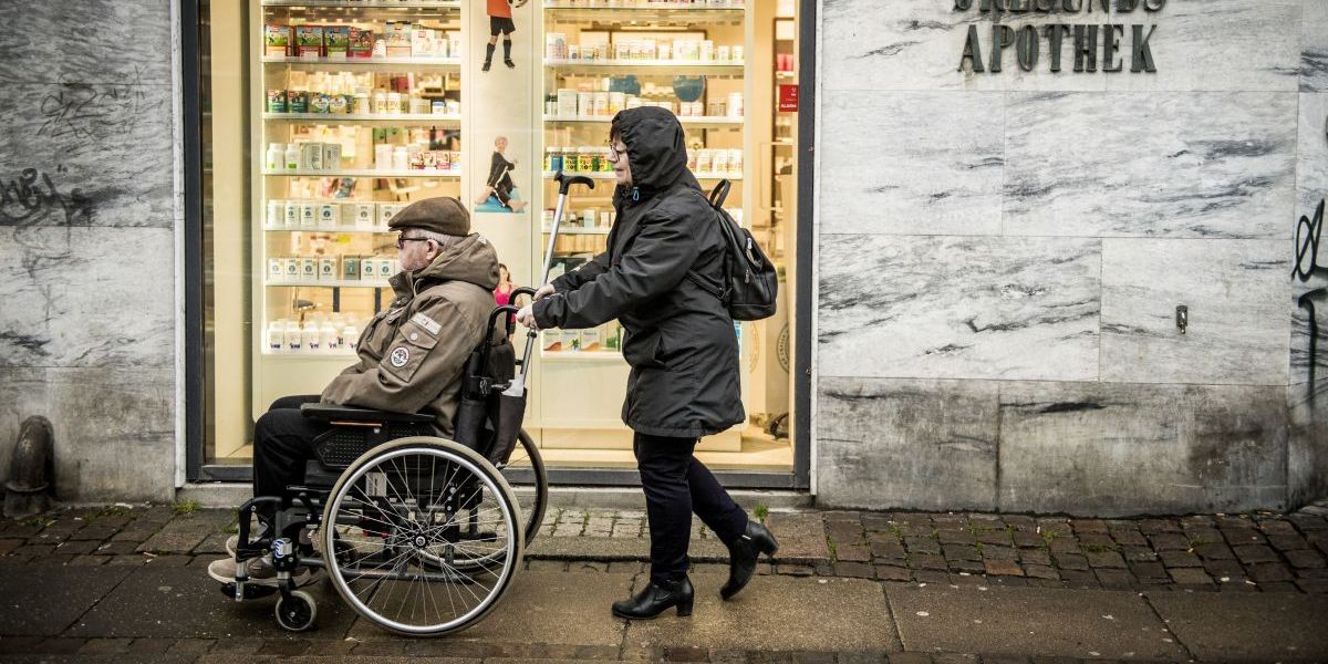 Mange borgere har ikke råd til deres lægeordinerede behandling, derfor vil Enhedslisten gøre receptpligt medicin gratis, men hvad siger en sundhedsprofessor til det?