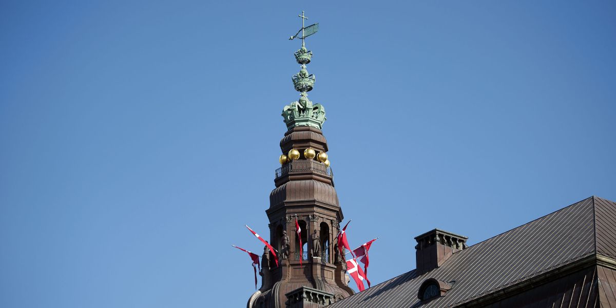 Folketingsmedlemmer, der forlader Folketinget på grund af folketingsvalg, modtager et eftervederlag, der svarer til grundvederlaget, i seks til 24 måneder, skriver Danske A-kasser som står klar til at hjælpe de politikere, som ikke bliver valgt ind ved tirsdagens folketingsvalg.