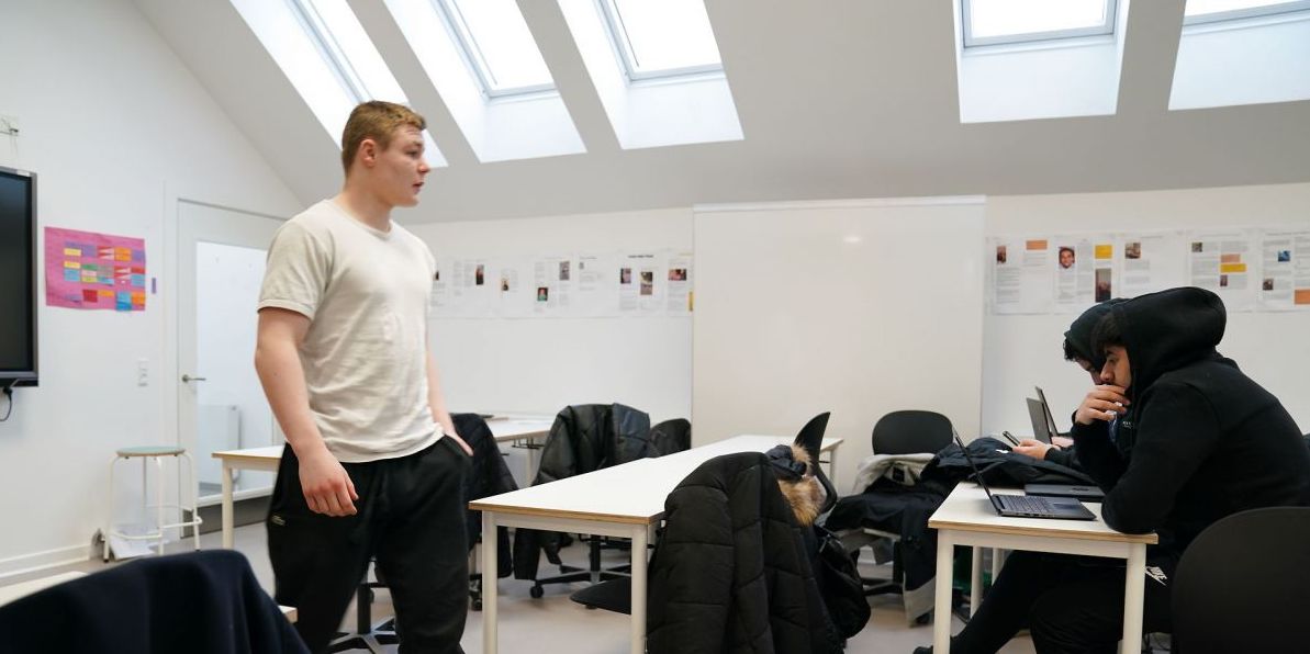Det går tilbage for kommunerne med at sørge for, at eleverne i skolerne har kompetente lærere i timerne.