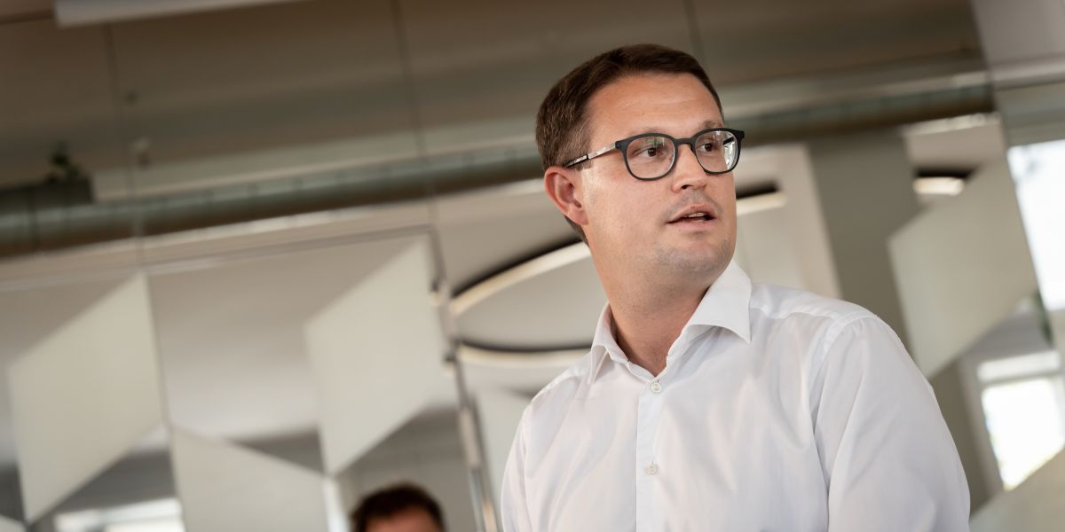 Indenrigs- og Boligminister Christian Rabjerg Madsen (S) har afvist at give kommunerne en hjælpende hånd for at afbøde konsekvenserne af de stigende priser. Nye tal viser, at konsekvenserne sandsynligvis bliver endnu større end frygtet.