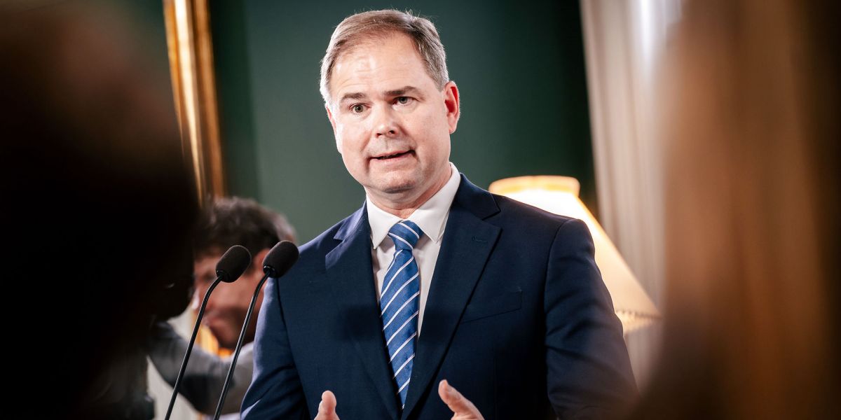 Socialdemokratiet vil sænke skatten med fire milliarder om året for alle på arbejdsmarkedet. Det fremgår af et nyt skatteudspil, som regeringspartiet har fremlagt søndag. En stor del af finansieringen skal komme fra besparelser på jobcentrene, og det møder kritik.