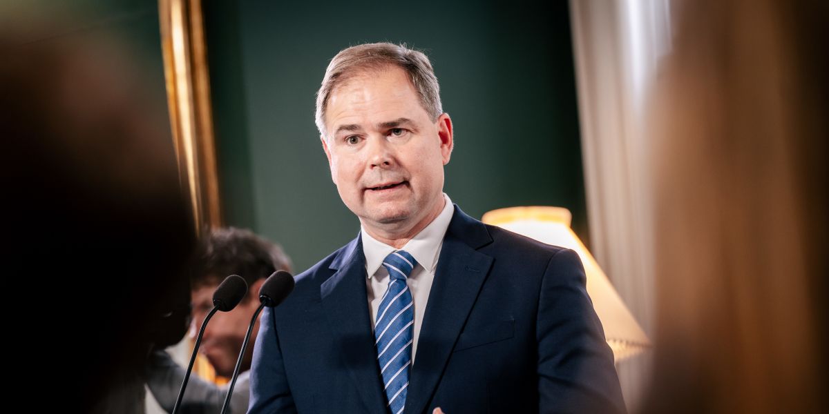 Finansminister Nicolai Wammen er klar i mæglet i et folketingssvar til Troels Lund Poulsen. Regeringen har ikke afsat midler af til højere løn i den offentlige sektor i finansloven for 2023. Højere løn er ellers et af statsministerens valgkampsløfter.