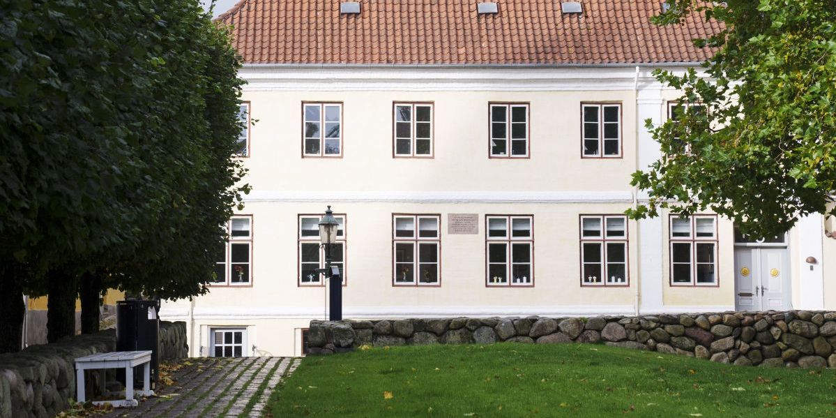 Her er ejendommen, hvori formand for De Konservative, Søren Pape Poulsen bor, i Sct Mogens Gade 3 i Viborg. Den sidste generalguvernør i Dansk Vestindien Peter von Scholten har boet i huset.