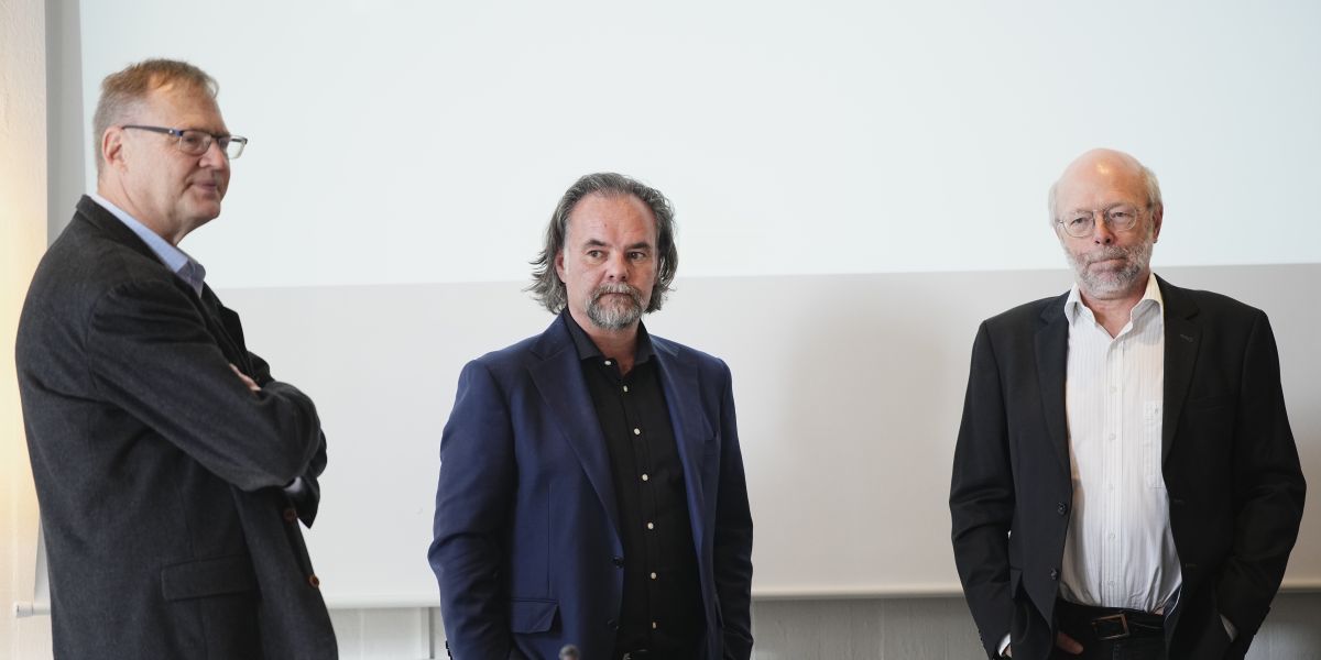 Med en alvorlig mine forudsiger de økonomiske vismænd, at beskæftigelsen vil falde med 100.000 personer over de kommende år. De understreger dog, at faldet sker fra et meget højt niveau.