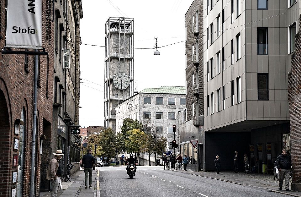 Aarhus Kommune vil ansætte unge til at servicere hos kommunens ældre på grund af besparelser i ældreplejen.