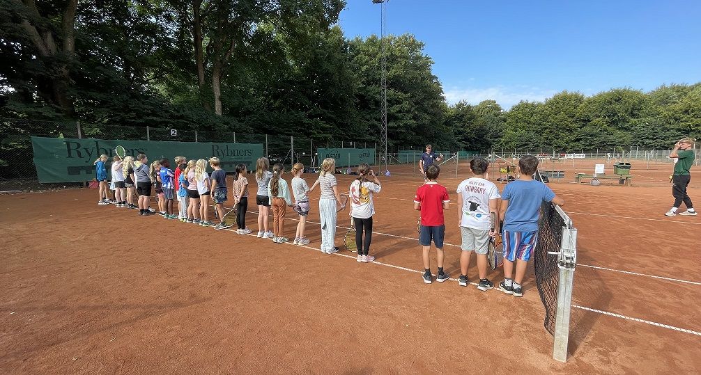 Tennis er blandt de aktiviteter, som eleverne på Fourfeldtskolen Bohr, Spangsbjergsskolen Cosmos og Ansgarskolen Vadehav kan prøve kræfter med i mødet med foreningerne op til efterårsferien.