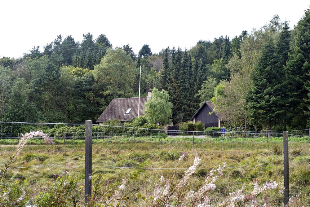 Regan Vest ligger skjult under Rold Skov i Nordjylland. Atombunkerens maskinmester boede i en nærliggende villa, som ses her på billedet. Nu åbner både bunkeren, villaen og et nyopført velkomstcenter for publikum.
