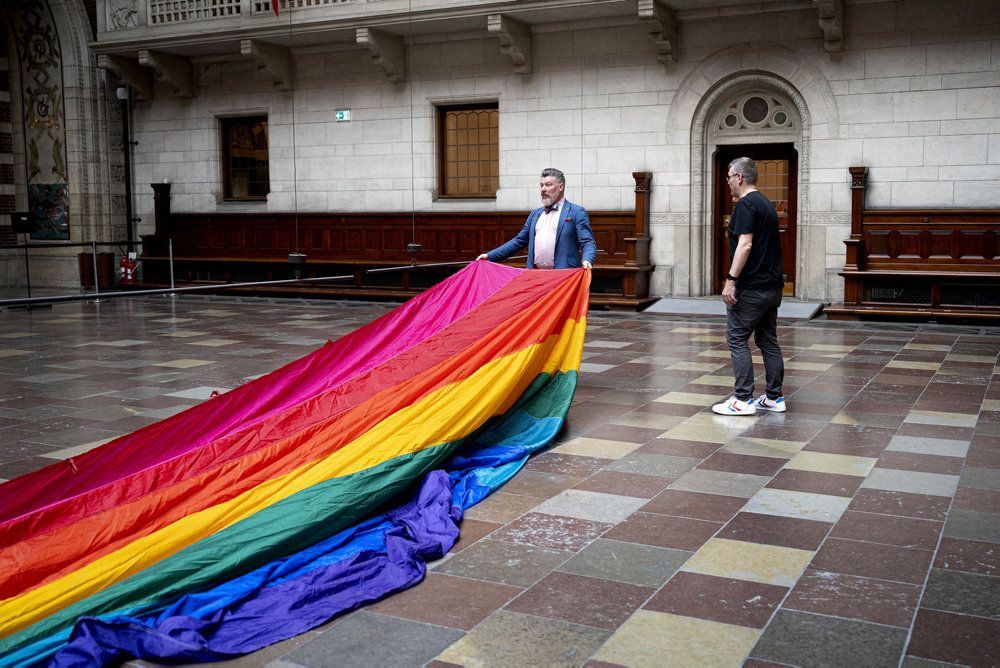 Et stort regnbueflag sættes op i Rådhushallen på Københavns Rådhus i august 2021. Flaget markerede åbningen af WorldPride og Eurogames.