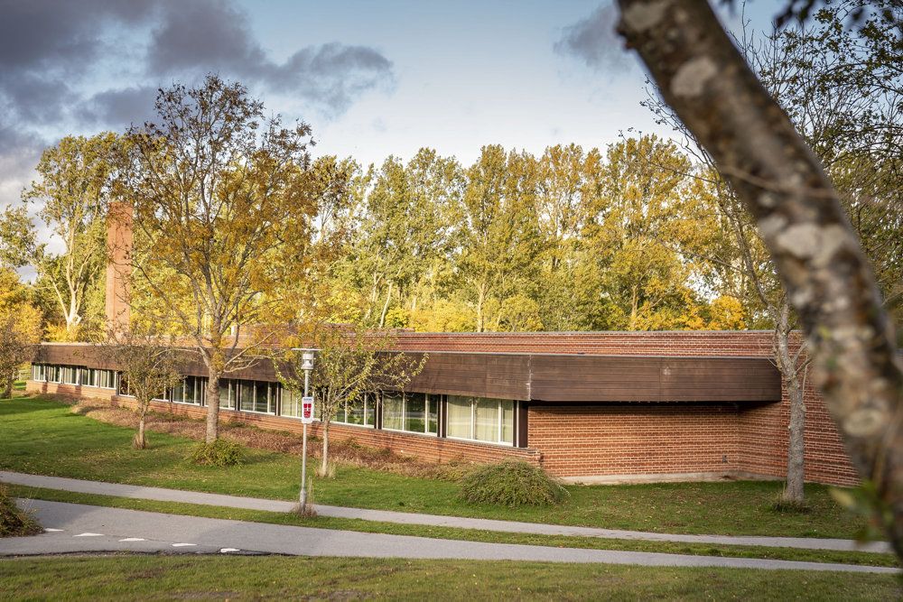 Plejehjemmet Nørremarken i Køge er kommet i fokus, og en række partier rettede kritik af ledelsen og fremlagde bud på en bedre ældrepleje. De seneste tilfredshedsundersøgelser både nationalt og i Aarhus Kommune viser, at beboere på kommunale plejehjem er en smule højere end på private plejehjem.