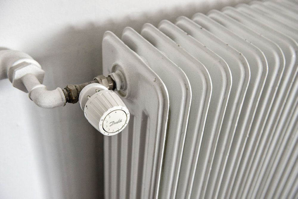 Når skoleelever mandag morgen møder ind til undervisning, vil de blive mødt af en indendørs temperatur på 19 grader. Det sker for at spare på energien i offentlige bygninger.