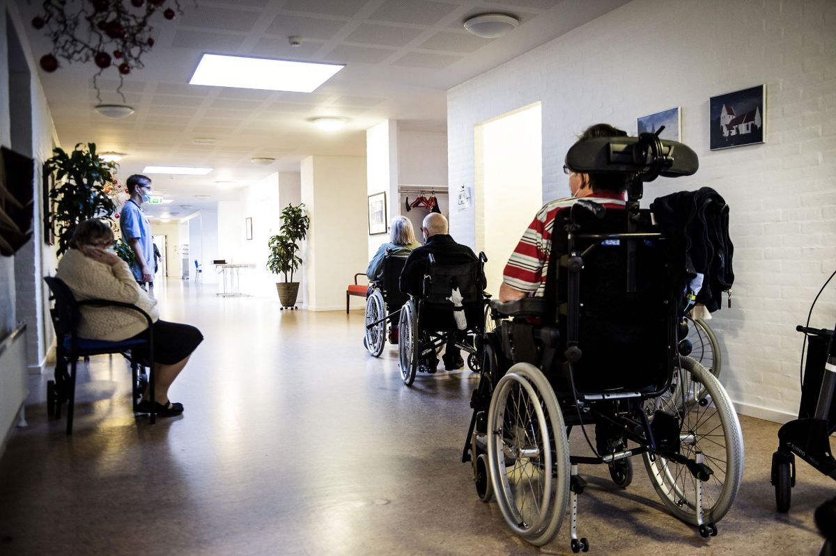 I frustration over manglen på medarbejdere i ældreplejen er kommuner begyndt at tænke ikke bare over kommunegrænsen, men også over landegrænsen i jagten på flere sosu'er.