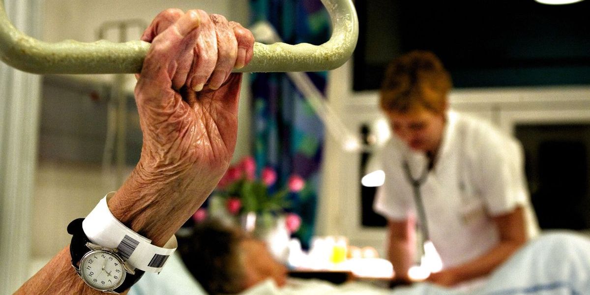 Hele ideen bag den kommunale medfinansering af sundhedsvæsenet KMF er, at kommunerne skal have et incitament til blandt andet at forebygge unødvendige indlæggelser af ældre. Men nu viser det sig, at der ikke er nogen klar sammenhæng mellem antallet af sundhedspersonale og antallet af forebyggelige indlæggelser.