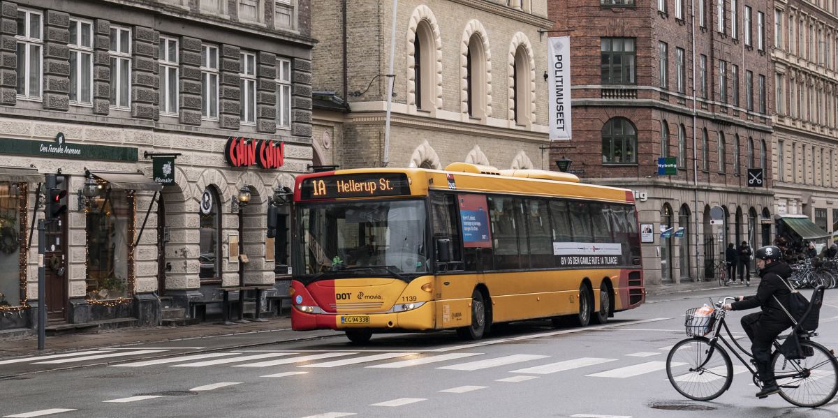 I 2023 bliver det knap fem procent dyrere for passagerer at køre med offentlig trafik. Inflationen har sammen med et faldende antal af passagerer ramt busselskaberne.