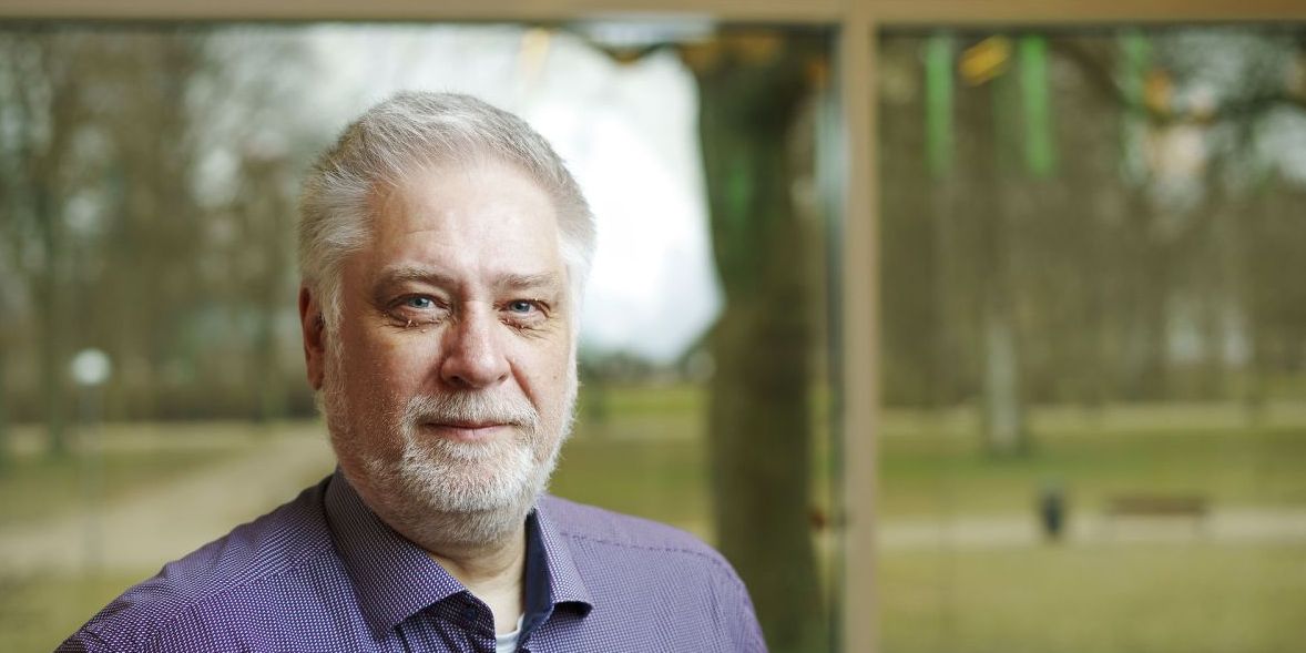 Borgmester Hans Stavnsager (S) forsvarer gerne Faaborg-Midtfyns investering på mere end en halv milliard kroner i værdipapirer - trods markante kursfald.