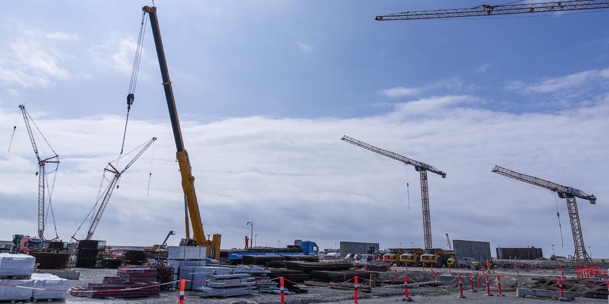 Kommunerne er ikke gode nok til at lægge realistiske anlægsbudgetter. Der er for store overførsler og mindreforbrug år til år. Det kan skabe en mistillid mellem det politiske niveau og det administrative niveau.