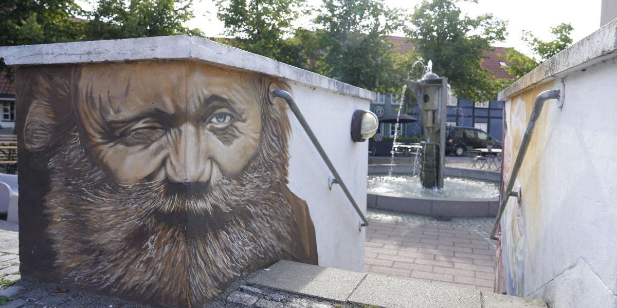 Overvældende mange borgere i Helsingør har forslag til, hvad det nye navn til en central plads i byen i kan blive, hvis den ikke længere skal hedde Simon Spies Plads.