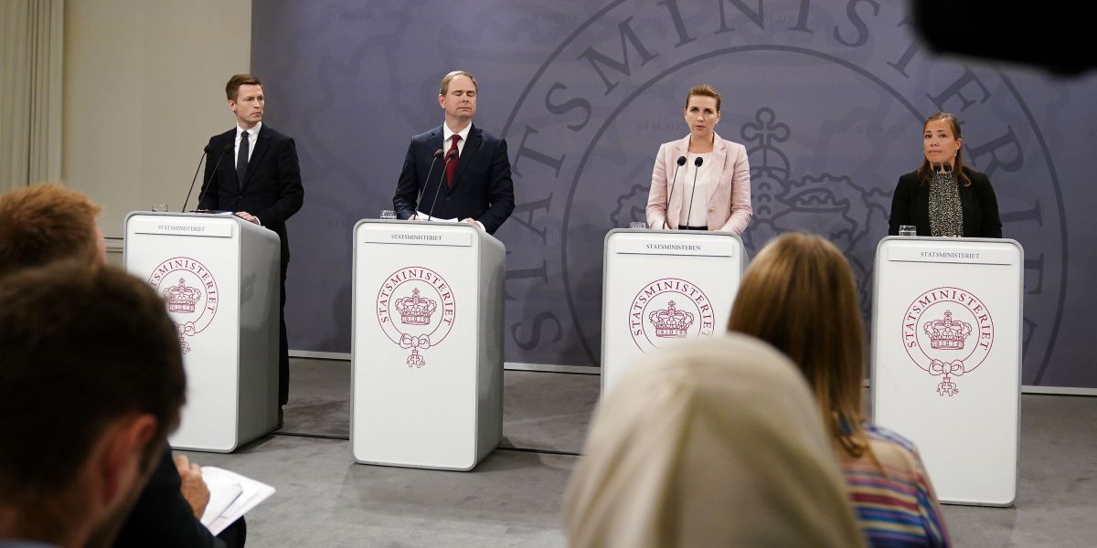 Kort tid før Mette Frederiksen udskrev valg til Folketinget præsenterede regeringen reformudspillet Danmark Kan Mere III. En del af udspillet var, at kommunerne skulle spare 2,5 milliarder kroner på administrationsudgifterne, svarende til udgiftsvæksten fra 2013 til 2021. Det var blandt andet for at "sikre færre kolde hænder og flere varme hænder".